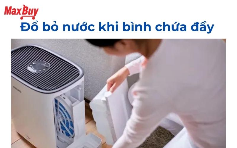 Đổ bỏ nước khi bình chứa đầy