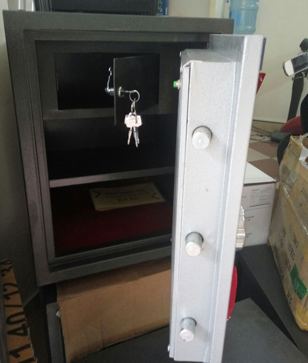 Két sắt Việt Tiệp khóa điện tử VE65 thiết kế ngăn phụ có khóa riêng an toàn