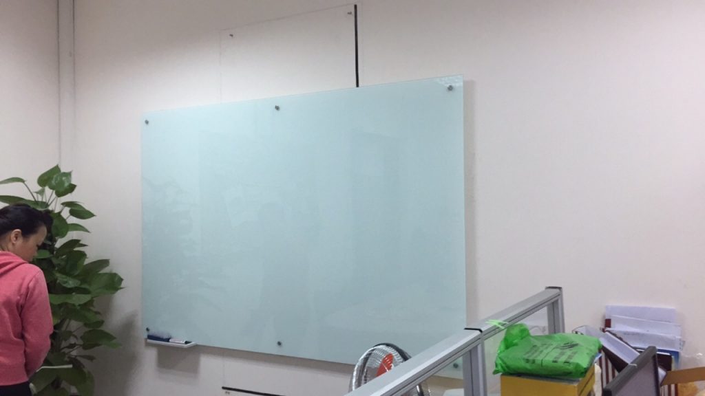 bảng kính văn phòng mầu trắng sữa KT 1,2x1,8m
