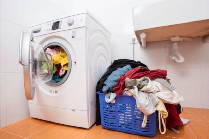 Không tích trữ quần áo lâu ngày mới giặt
