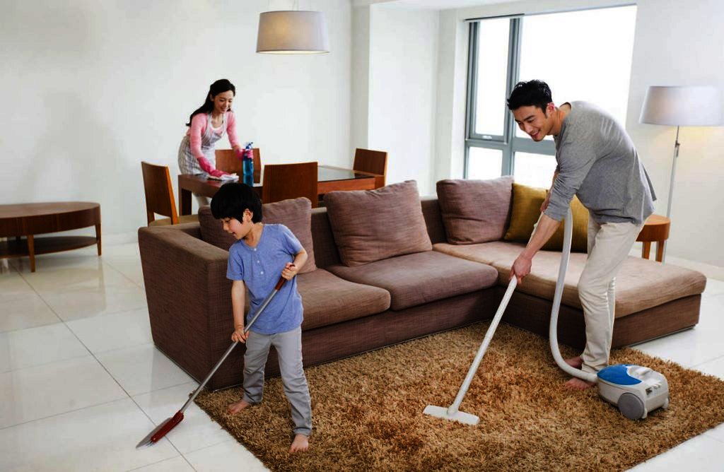 Sàn nhà nên làm sạch cuối cùng và có sự hỗ trợ của cả gia đình