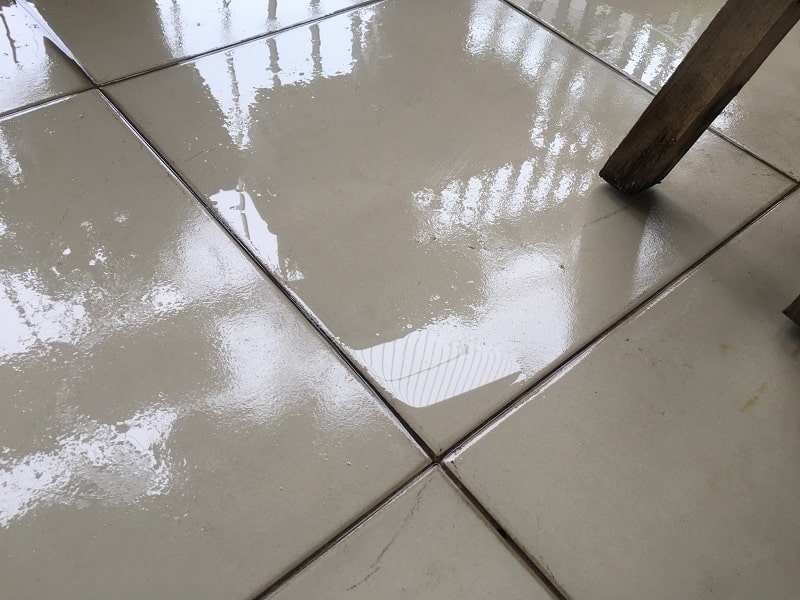 sàn nhà ướt bẩn trong mùa mưa