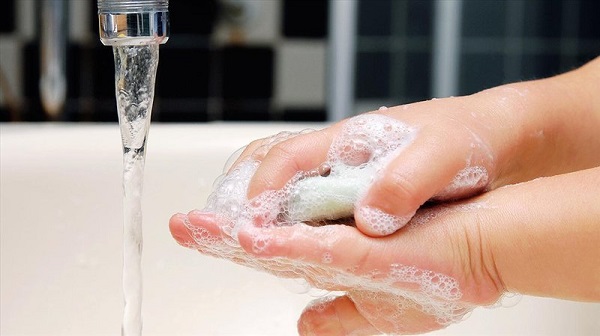 rửa tay với xà phòng thường xuyên để bảo vệ sức khỏe của con 