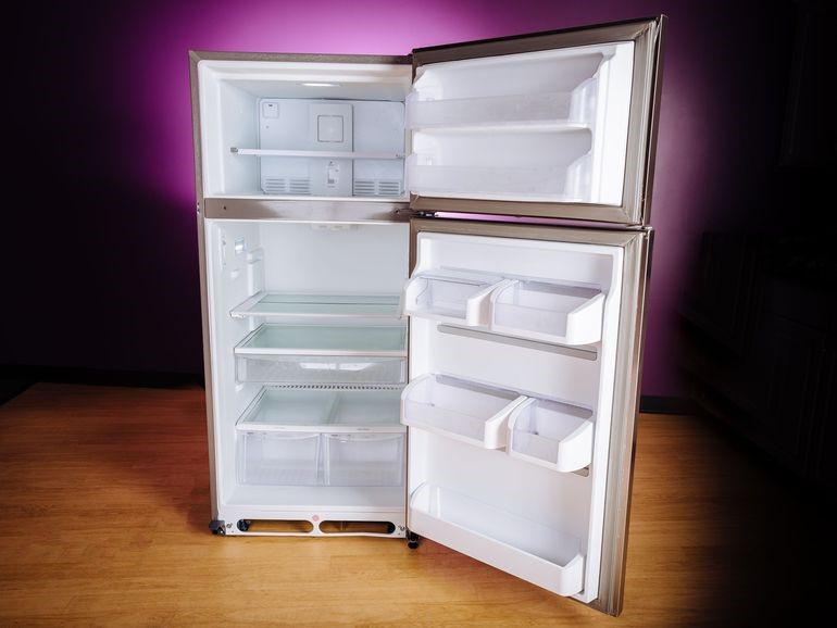 Nên xả hết băng và làm khô tủ lạnh tránh để nước rơi vào các bộ phận của tủ