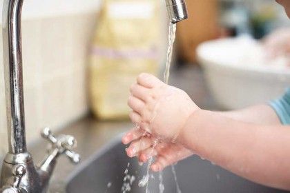 Hướng dẫn trẻ em tiết kiệm nước giảm sự tăng của đồng hồ nước