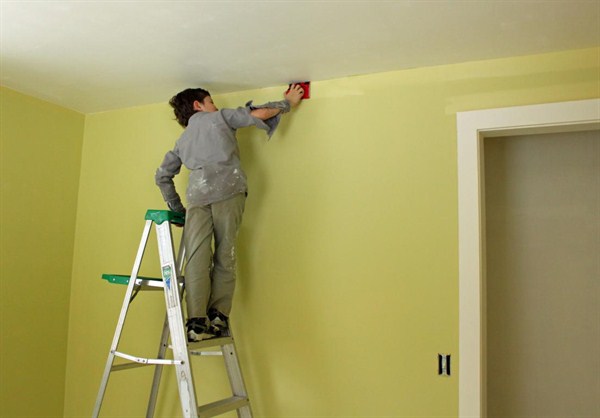 Sử dụng thang nhôm gấp chữ a để sơn tường ở vị trí cao