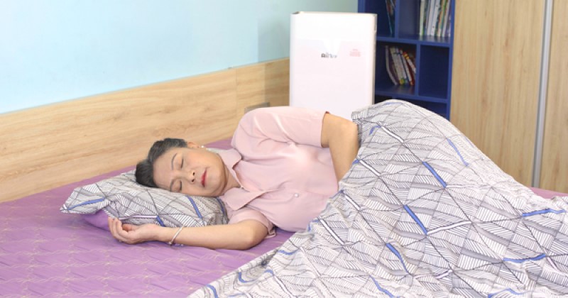 Sử dụng thêm máy lọc không khí trong phòng ngủ nhằm cải thiện chất lượng sức khỏe.