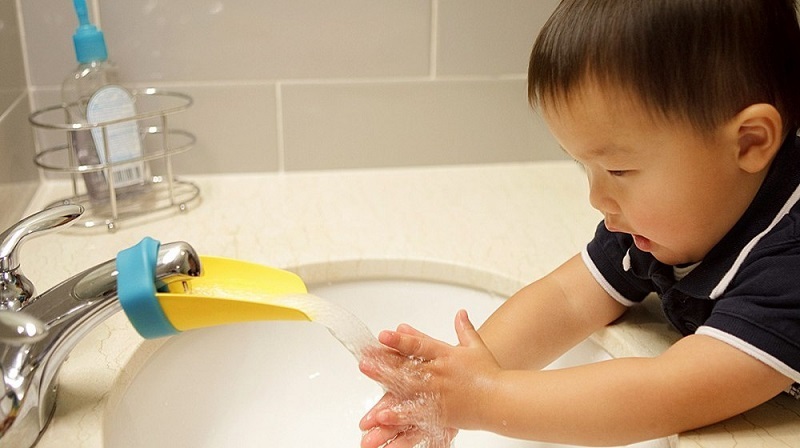Hướng dẫn bé rửa tay thường xuyên để loại bỏ vi khuẩn