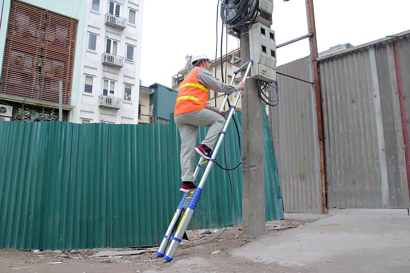 Thang nhôm cho thợ điện cần đảm bảo độ chắc chắn